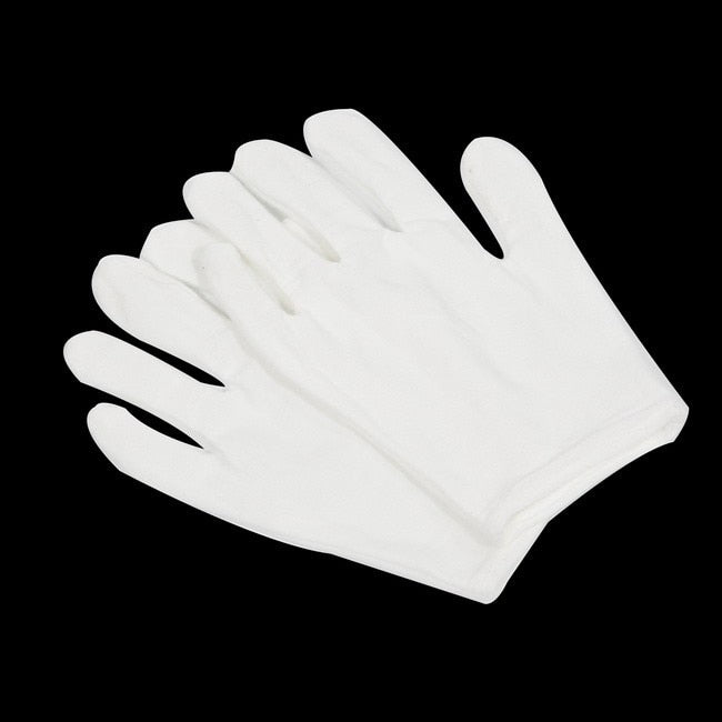 Biele rukavice na fotografovanie
