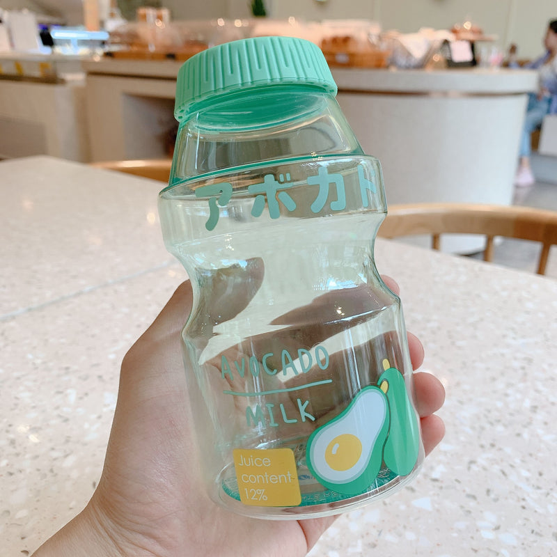 Roztomilá priehľadná plastová fľaša na vodu