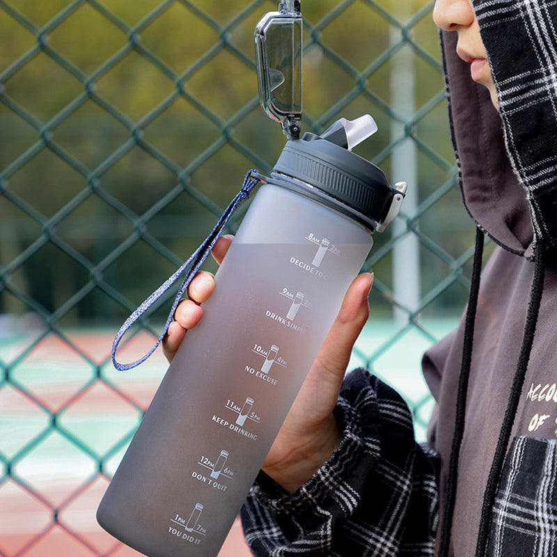 Motivačná fľaša na vodu so šnúkou so značkovačom času