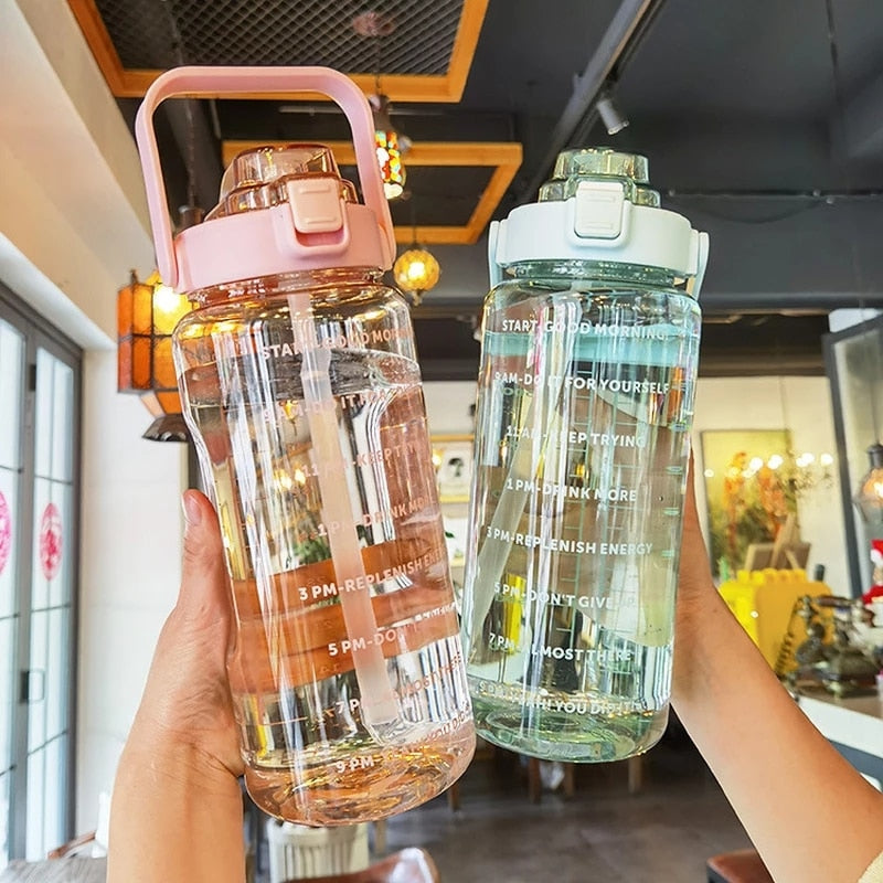 2-litrová športová fľaša na vodu so slamkou