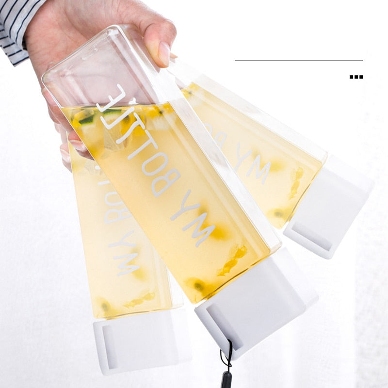 Priehľadná štvorcová plastová fľaša na vodu so šnúrkou