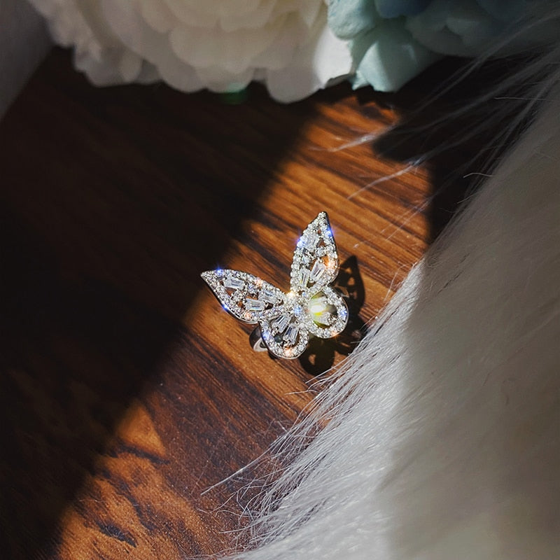 Dámsky zirkónový prsteň s motýľom