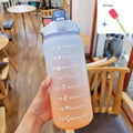 2-litrová fľaša na vodu so slamkou