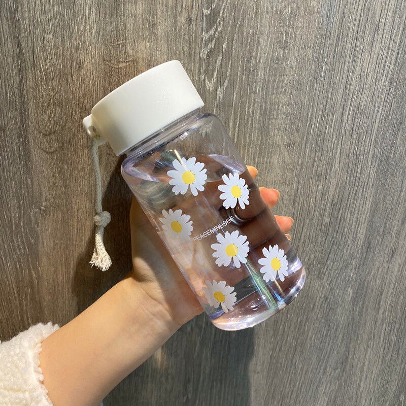 Transparentné plastové fľaše na vodu sedmokrásky