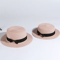 Pletený klobúčik s čiernou stuhou