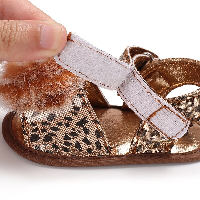 Dievčenské sandále s leopardím vzorom