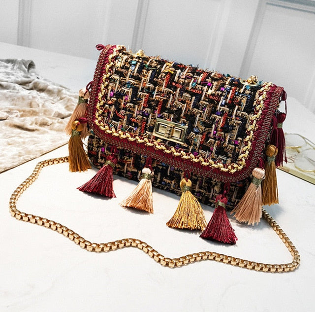 Dámska kabelka so zlatými detailmi