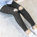 Dievčenské džínsy s roztrhaným kolenom