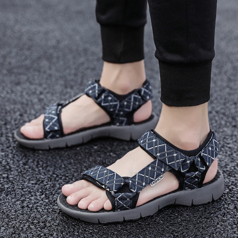 Pánske jednoduché sandále so vzorom