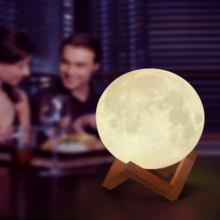 Nočná lampa v tvare mesiaca