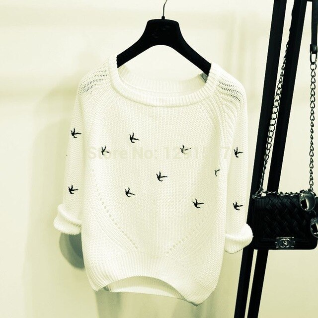 Dámsky sveter s lietajúcimi vtákmi