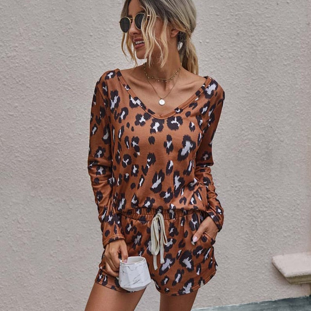 Dámske pyžamo so vzorom leoparda