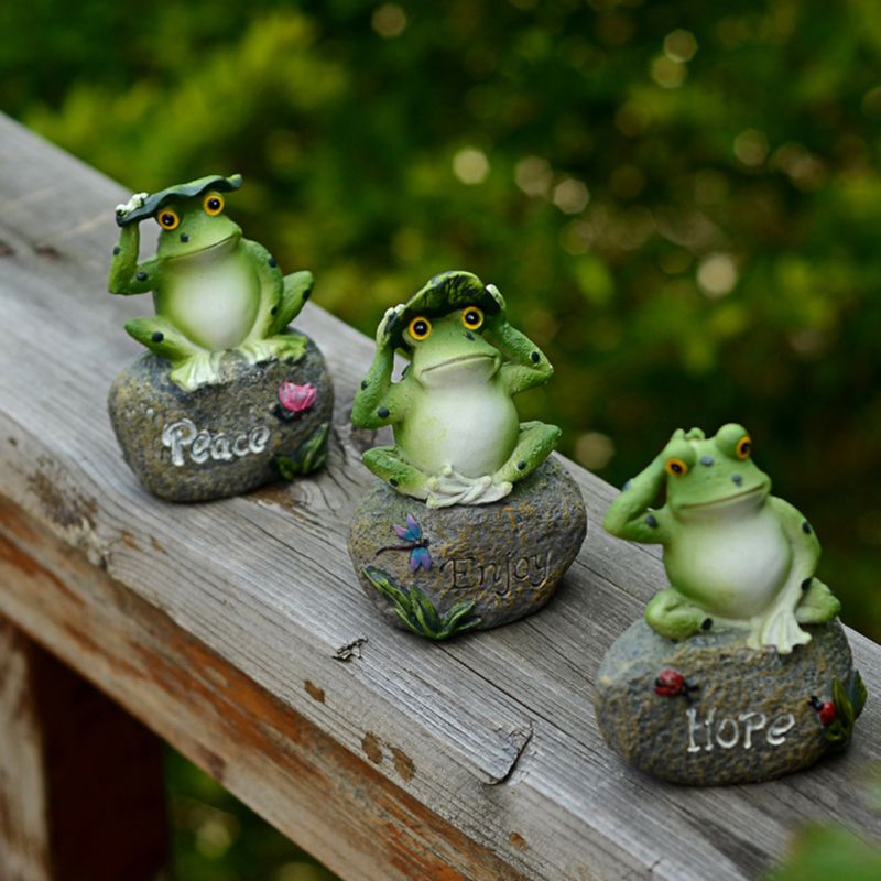 Záhradná soška žaby na kameni
