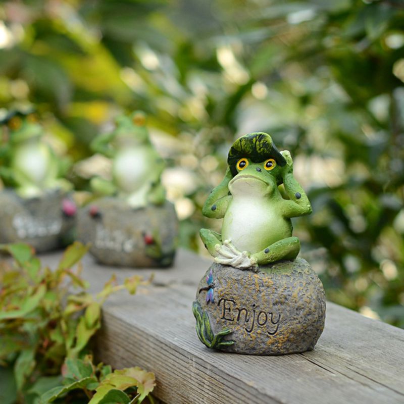 Záhradná soška žaby na kameni