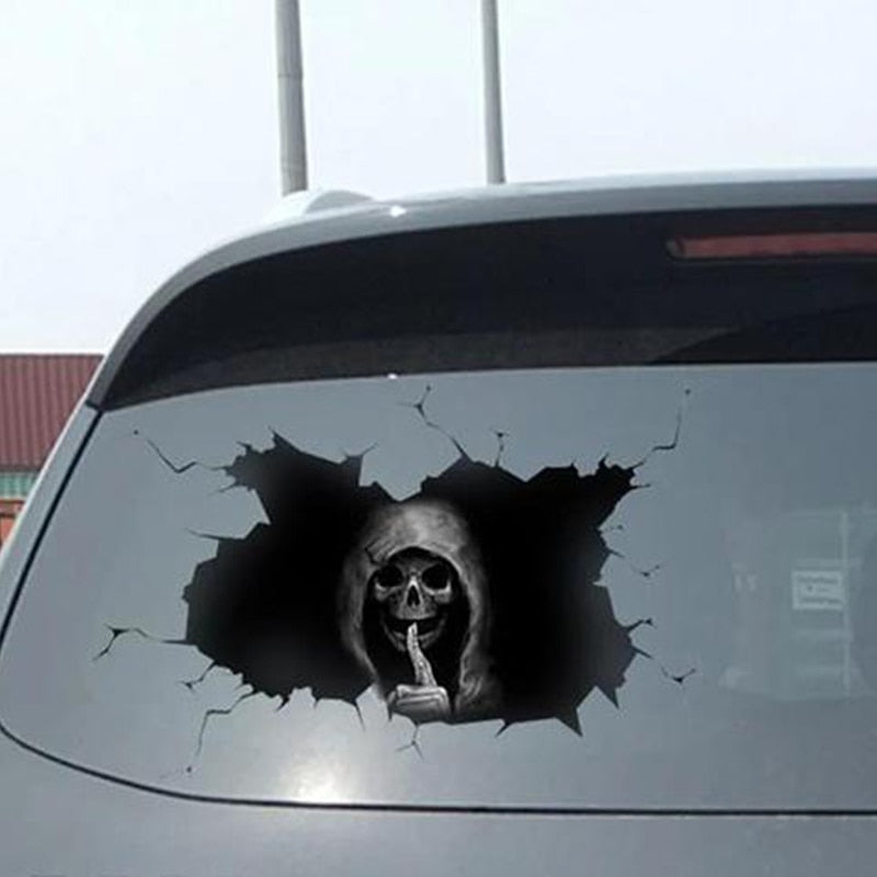 Strašidelná nálepka na sklo auta
