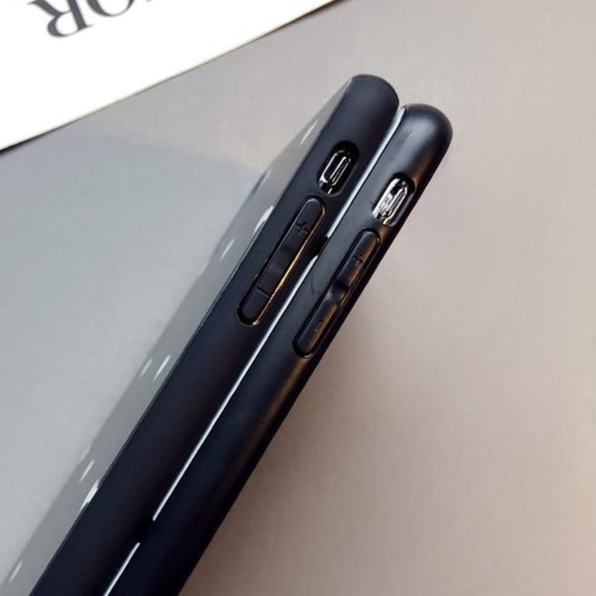 Čierno-biely kryt na Xiaomi so srdiečkami