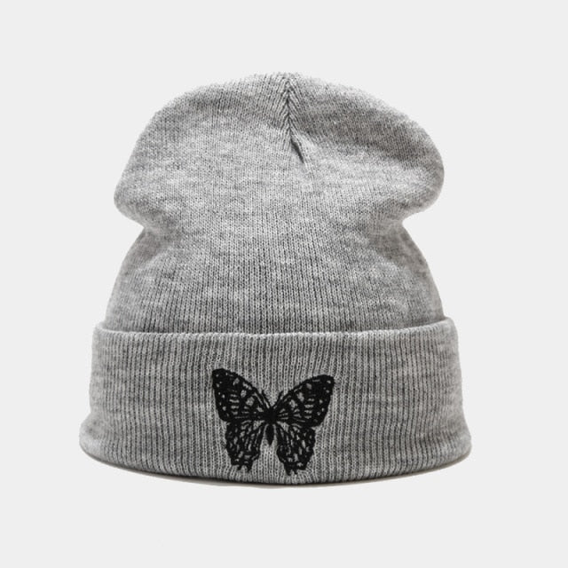 Pletená čiapka s motýľom