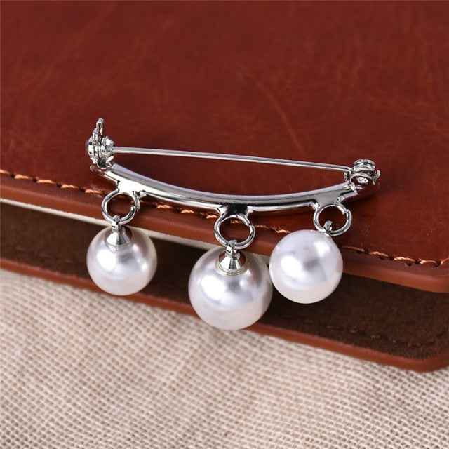 Dámska brošňa s perlami