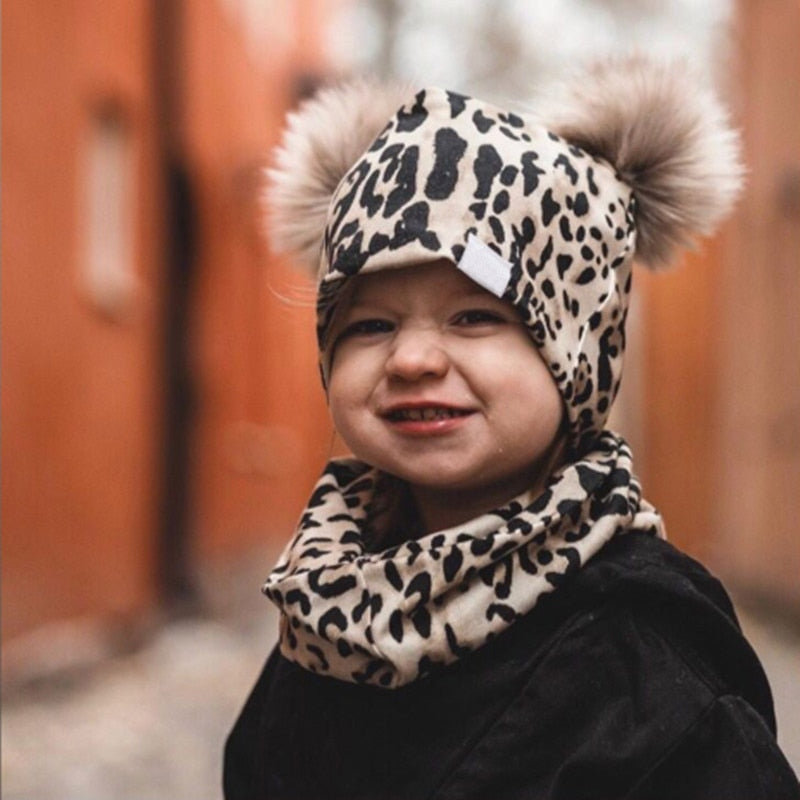 Dievčenská čiapka a šál s leopardím vzorom