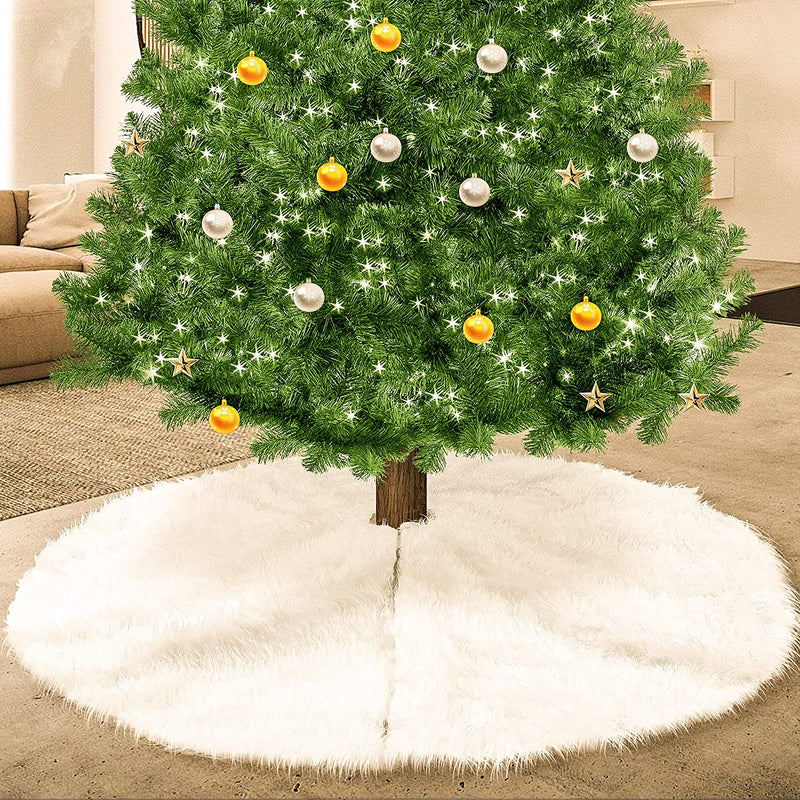 Biely chlpatý koberec pod stromček