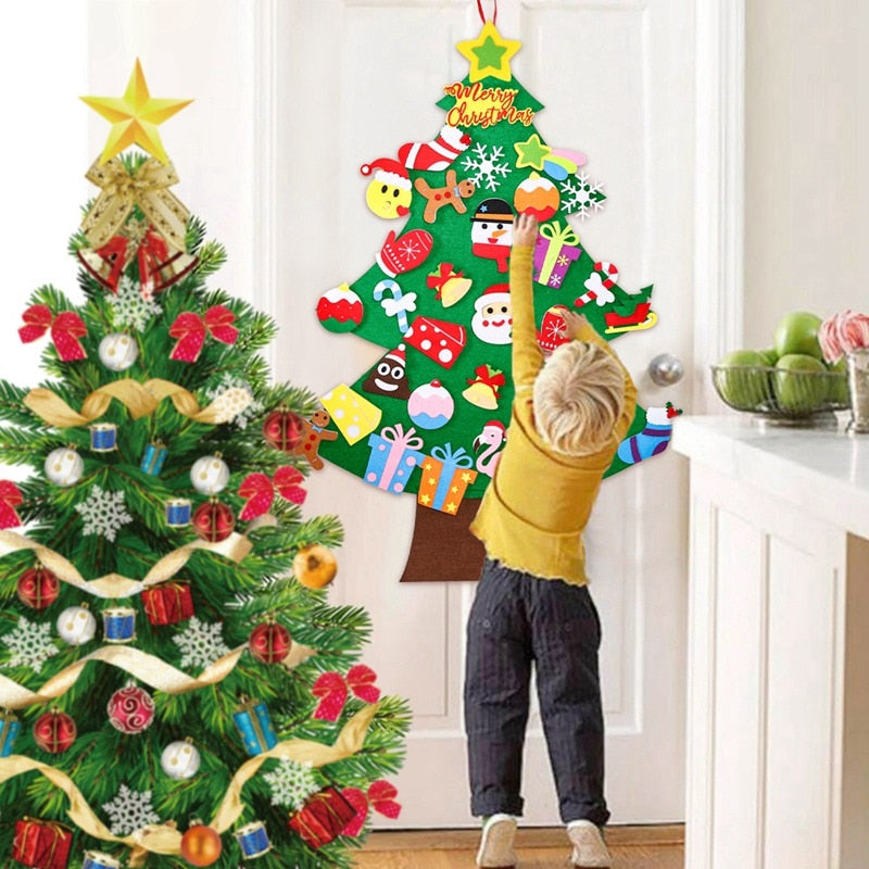Textilný stromček s ozdobami pre deti