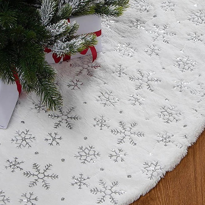 Biely chlpatý koberec pod stromček